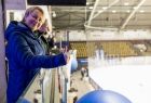 Iwona Gibas z Zarządu Województwa Małopolskiego kibicująca hokeistom 