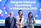 Marta Malec-Lech z zarządu województwa stoi z dyrektorem i zastępcą dyrektora Departamentu Edukacji UMWM.