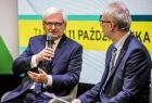 Józef Gawron rozmawia z prowadzącym wydarzenie