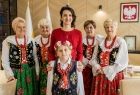 Członek zarządu Marta Malec-Lech wśród grupy kobiet w strojach regionalnych.