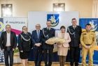 Strażacy z otrzymanym sprzętem