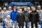 Radny Rafał Stuglik wraz z oświęcimską uniwersytecką drużyną hokejową