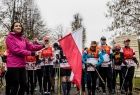 Marta Malec-Lech z zarządu województwa stoi na starcie z flagą Polski.