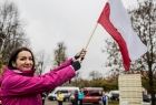 Marta Malec-Lech z zarządu województwa z flagą Polski. 