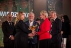 Iwona Gibas, Jan Duda i radni województwa wręczają nagrodę Kryształy Soli