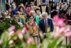 Nauczyciele i zaproszeni goście wraz z uczniami podczas uroczystej akademii