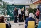 Grupa uczniów podczas występu muzycznego
