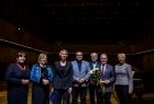 Iwona Gibas wraz z radnymi wręcza odznaczenia