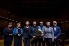Iwona Gibas wraz z radnymi wręcza odznaczenia