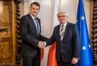 Wicemarszałek Józef Gawron oraz Štefan Bieľak wiceprzewodniczący Samorządowego Kraju Preszowskiego stoją i podają sobie dłonie. W tle widoczne flagi: polska, małopolska i Unii Europejskiej.