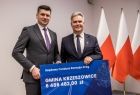 Wicemarszałek Łukasz Smółka wraz z burmistrzem Krzeszowic Wacławem Gregorczykiem