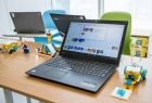 Otwarty laptop leży na stole.