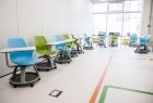 Sala, w której znajdują się kolorowe fotele.