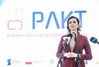 Marta Malec-Lech z zarządu województwa stoi i mówi do mikrofonu. W tle widoczny napis: PAKT.