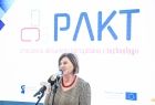 Bogumiła Porębska wiceprezydent Tarnowa mówi do mikrofonu. W tle widoczny napis PAKT.