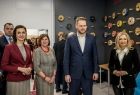 Janusz Cieszyński wiceminister ds. cyfryzacji, poseł na Sejm RP Anna Pieczarka, Marta Malec-Lech z zarządu województwa, Bogumiła Porębska wiceprezydent Tarnowa stoją razem.
