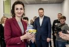 Marta Malec-Lech z zarządu województwa pokazuje przedmiot edukacyjny.