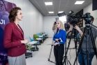Marta Malec-Lech z zarządu województwa rozmawia z dziennikarzami.