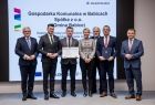 Beneficjenci z Babic stoją na scenie z wicemarszałkami Łukaszem Smółką i Józefem Gawronem oraz Iwona Gibas z zarządu województwa.