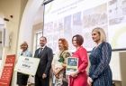 Nagrodzeni pozują do wspólnego zdjęcia