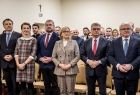 Goście uroczystości stoją w rzędach