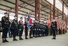 Strażacy stoją w szeregu