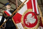 Strażak w mundurze trzyma sztandar