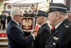 Wicemarszałek Józef Gawron wręcza odznakę Krzyż Małopolski