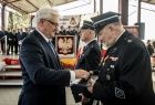 Józef Gawron wręcza odznakę strażakowi