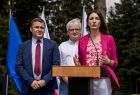 Członek Zarządu Marta Malec-Lech przemawia do mikrofonu. Za nią radny Wojciech Skruch i wicemarszałek Józef Gawron.
