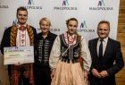 Iwona Gibas i Rafał Stuglik z beneficjentami
