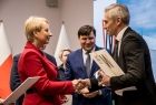 Iwona Gibas wręcza nagrodę dla autorów realizacji Młodzieżowego Obserwatorium Astronomicznego w Niepołomicach