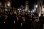 Uczestnicy marszu w drodze ze Wzgórza Wawelskiego na Rynek Główny w Krakowie