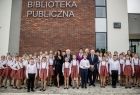 Zdjęcie grupowe. Przedstawiciele samorządu z dziećmi przed budynkiem Centrum.