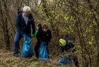 Wicemarszałek Józef Gawron zbiera śmieci wspólnie z dziećmi