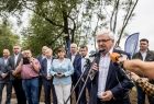 Wicemarszałek Józef Gawron przemawia do mikrofonu. 