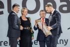 Zarząd Województwa Małopolskiego wręczają nagrodę jednej z osób