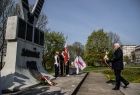 Józef Gawron przed Pomnikiem Solidarności