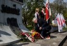Józef Gawron składa kwiaty przed pomnikiem