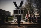Józef Gawron oddaje hołd przed Pomnikiem Solidarności