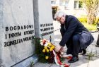Józef Gawron składa kwiaty pod pomnikiem Bogdana Włosika i innych ofiar stanu wojennego 