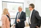 Wicemarszałek Józef Gawron rozmawia z członkami zespołu