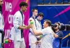 Rafał Kosowski wręcza zawodnikowi maskotkę igrzysk