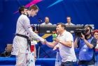 Rafał Kosowski przekazuje maskotkę Smoka Wawelskiego