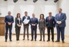 zaproszeni goście na uroczystość przekazania umowy pomiędzy ZDW a wykonawcą na budowę kładki pozują do wspólnego zdjęcia