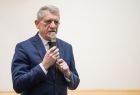uroczystość przekazania podpisanej umowy - na wykonanie kładki nad Dunajcem - przemawia jeden z samorządowców. 