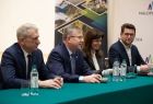 siedzący zaproszeni goście na uroczystość przekazania podpisanej umowy - po środku Witold Kozłowski marszałek Małopolski 