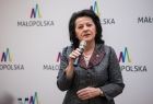 uroczystość przekazania podpisanej umowy - na wykonanie kładki nad Dunajcem - przemawia Anna Paluch poseł PiS