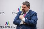 uroczystość przekazania podpisanej umowy - na wykonanie kładki nad Dunajcem - przemawia Patryk Wicher poseł PIS