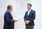 marszałek Małopolski Witold Kozłowski przekazuje podpisanie umowy na wykonanie kładki wójtowi Krościenka